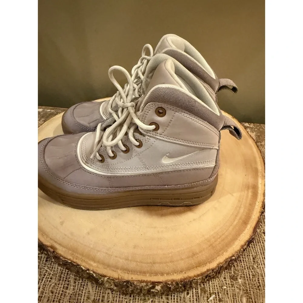 NIKE Youth Kids WOODSIDE 2 HIGH Waterproof Boots Platinum Violet (HF0767 200) 1Y